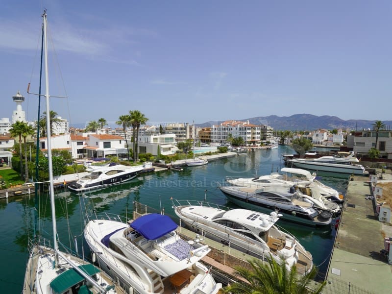 2 soveværelse Byhus til salg i Empuriabrava med garage - € 755.000 (Ref: 9979557)