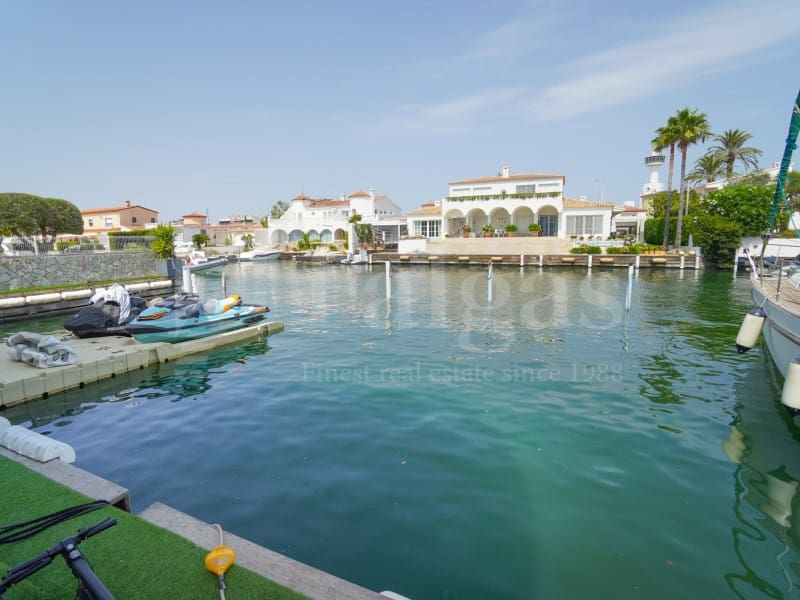2 soveværelse Byhus til salg i Empuriabrava med garage - € 755.000 (Ref: 9979557)
