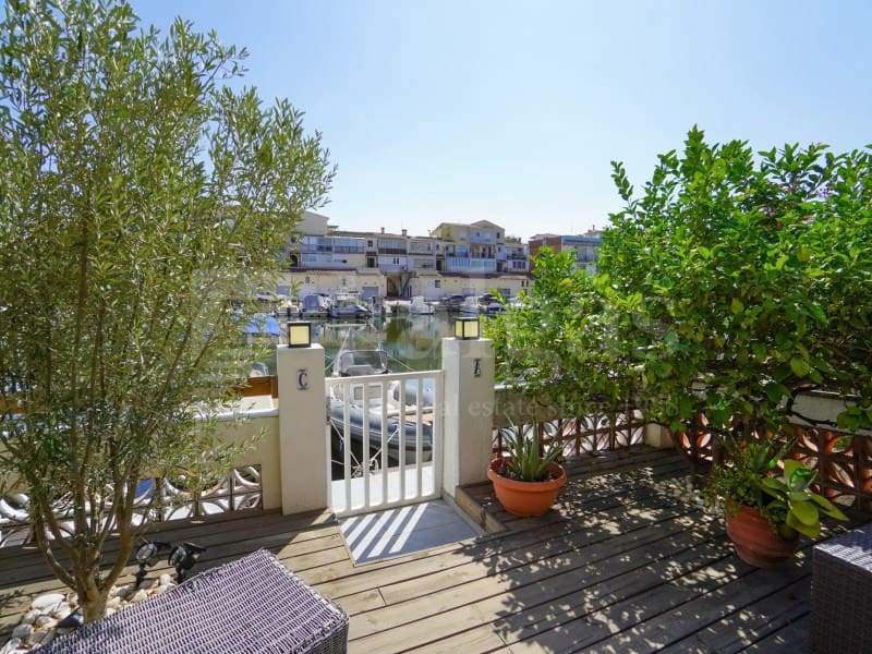 Apartamento de 2 habitaciones en Empuriabrava en venta - 295.000 € (Ref: 9986534)
