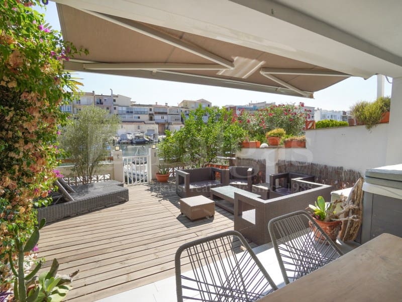 Apartamento de 2 habitaciones en Empuriabrava en venta - 295.000 € (Ref: 9986534)