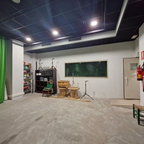 Business for sale in Roquetas de Mar with garage - € 320,000 (Ref: 9227461)