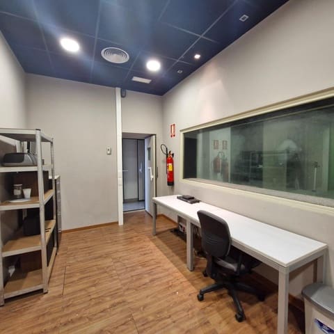 Business for sale in Roquetas de Mar with garage - € 320,000 (Ref: 9227461)