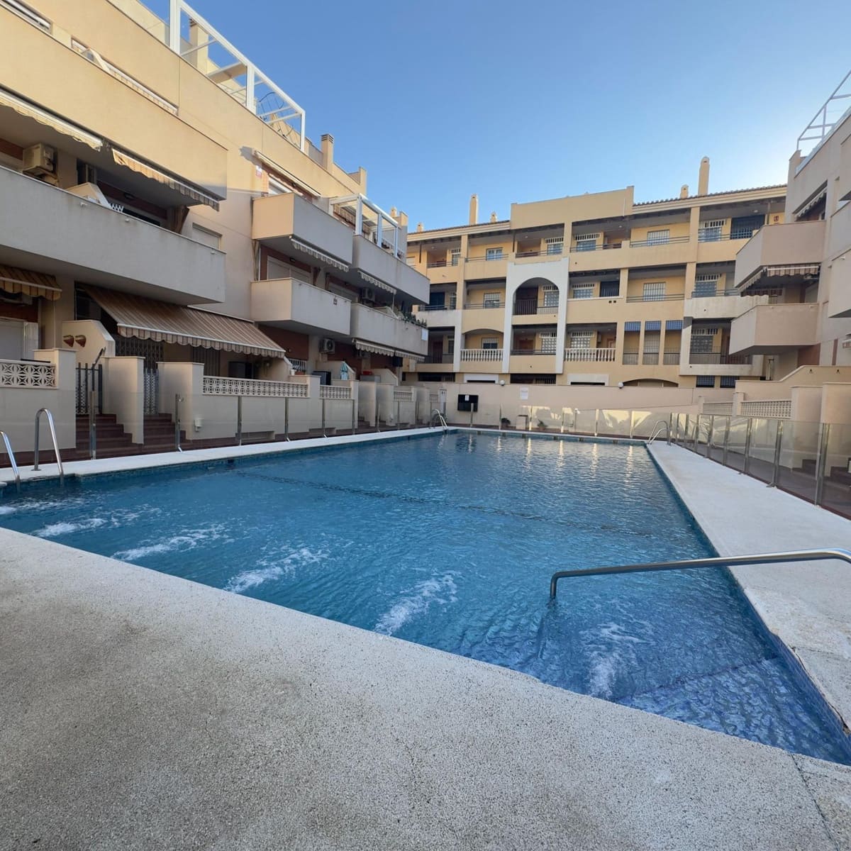 3 soverom Leilighet til leie i Roquetas de Mar med svømmebasseng garasje - € 800 (Ref: 9362435)