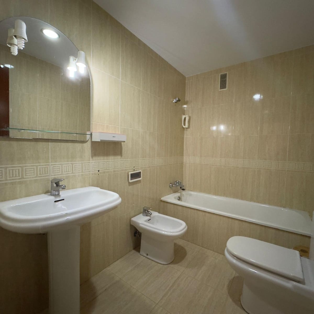 2 slaapkamer Flat te koop in Roquetas de Mar met zwembad garage - € 175.000 (Ref: 9414215)