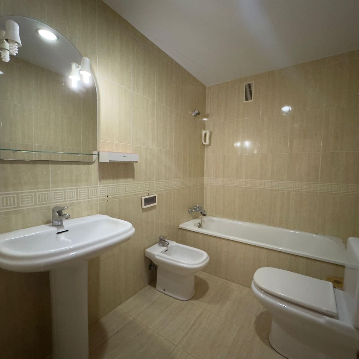 2 slaapkamer Flat te koop in Roquetas de Mar met zwembad garage - € 175.000 (Ref: 9414215)