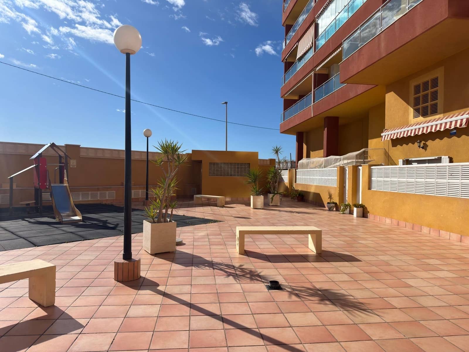 2 slaapkamer Flat te koop in Roquetas de Mar met zwembad garage - € 175.000 (Ref: 9414215)