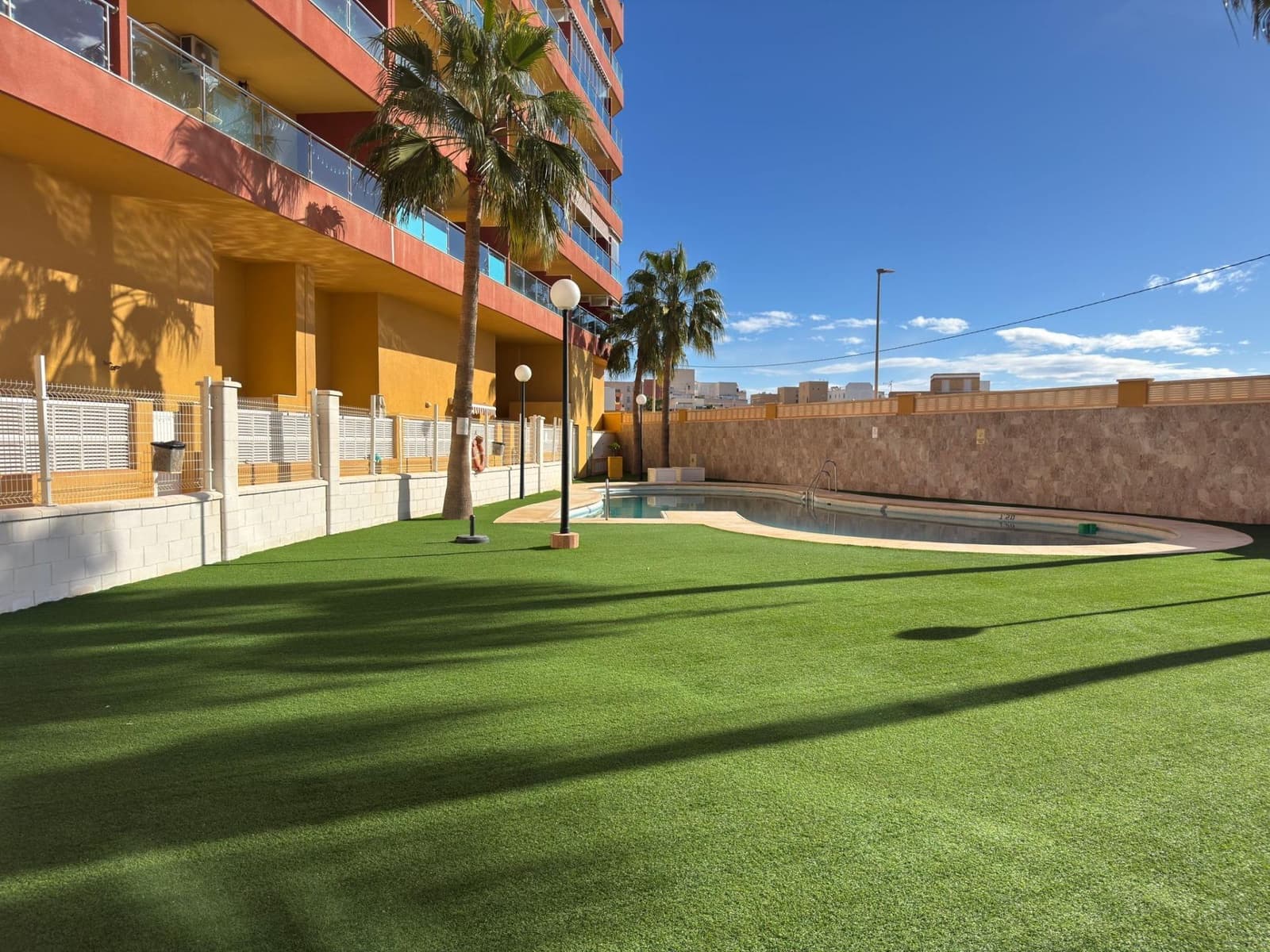 2 slaapkamer Flat te koop in Roquetas de Mar met zwembad garage - € 175.000 (Ref: 9414215)