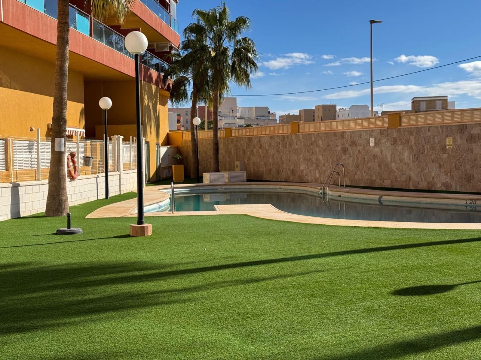 2 slaapkamer Flat te koop in Roquetas de Mar met zwembad garage - € 175.000 (Ref: 9414215)