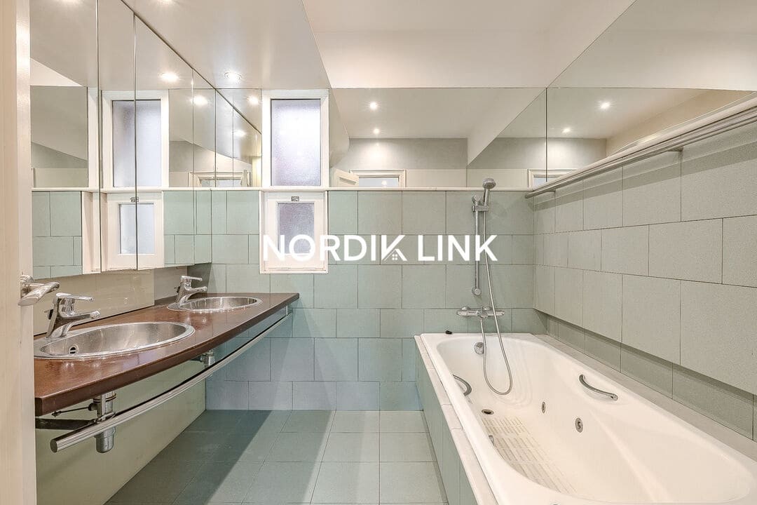 7 soveværelse Byhus til salg i Barcelona by - € 1.380.000 (Ref: 9562535)