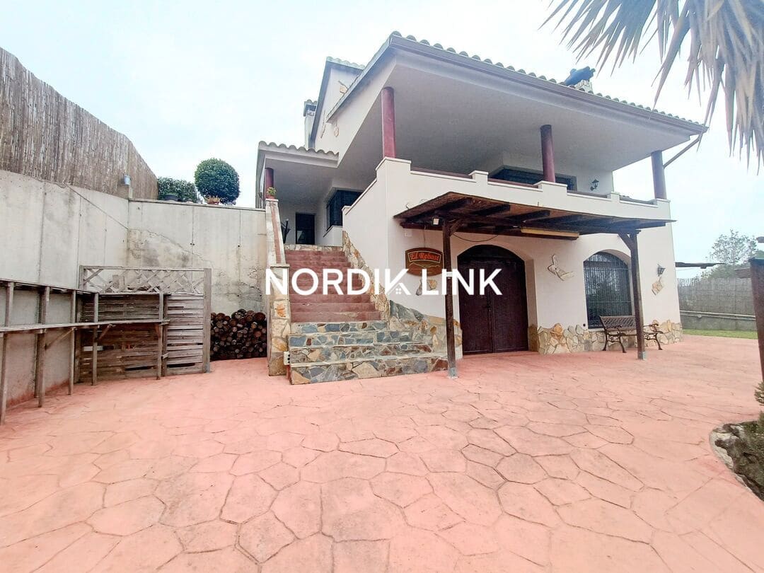 4 bedroom Villa for sale in Olerdola with pool - € 390,000 (Ref: 9562539)