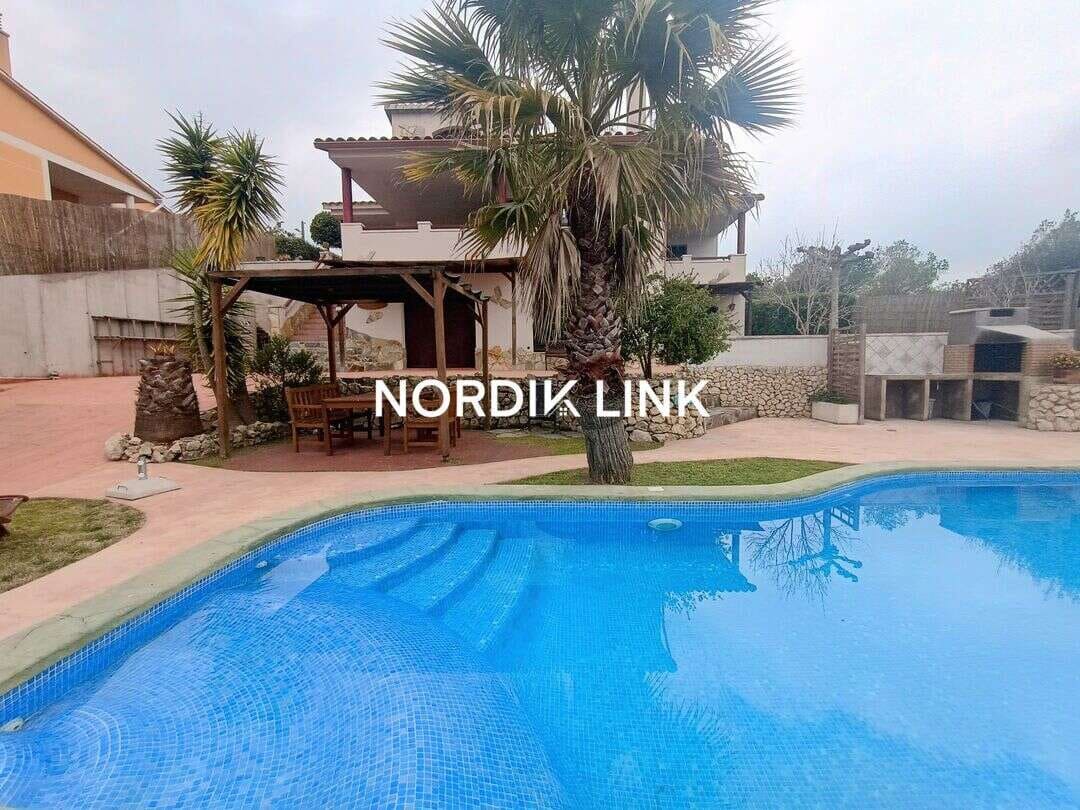 4 bedroom Villa for sale in Olerdola with pool - € 390,000 (Ref: 9562539)