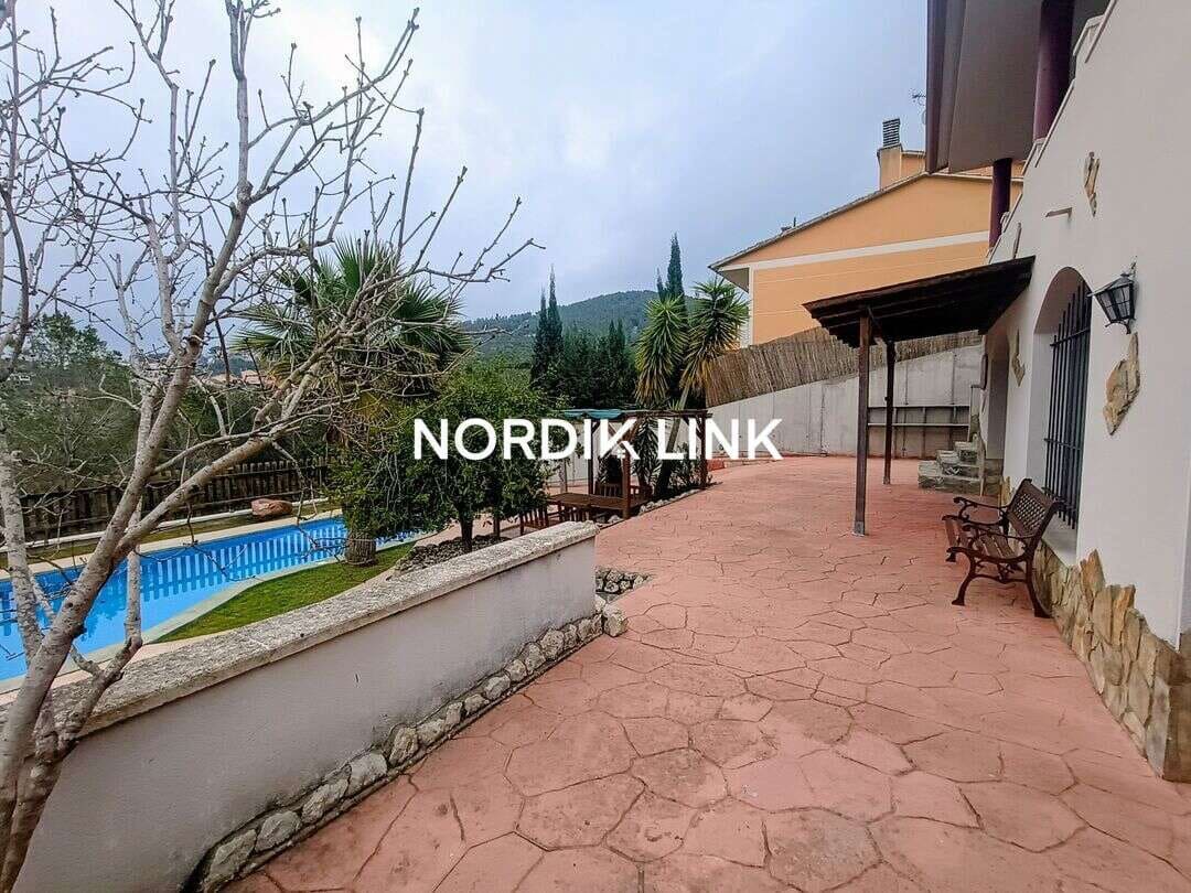 4 bedroom Villa for sale in Olerdola with pool - € 390,000 (Ref: 9562539)