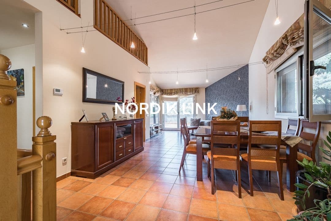 4 soveværelse Villa til salg i Torrelles de Llobregat med swimmingpool - € 550.000 (Ref: 9737212)