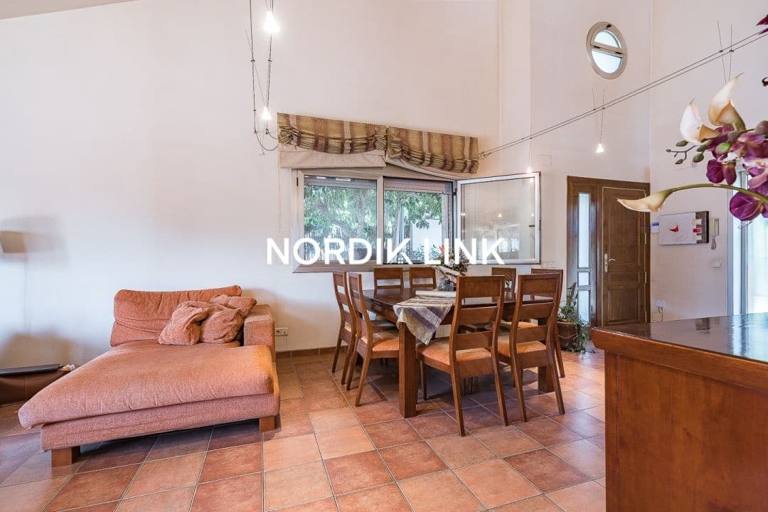 4 soveværelse Villa til salg i Torrelles de Llobregat med swimmingpool - € 550.000 (Ref: 9737212)