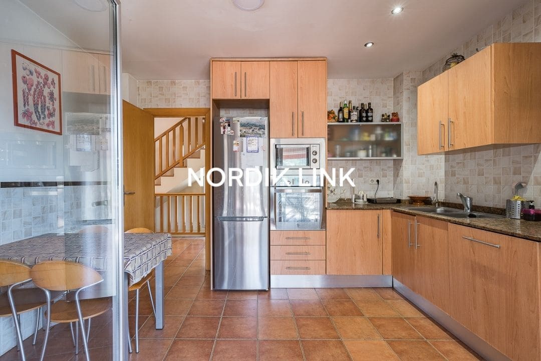 4 soveværelse Villa til salg i Torrelles de Llobregat med swimmingpool - € 550.000 (Ref: 9737212)