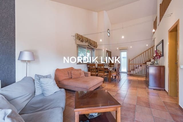 4 soveværelse Villa til salg i Torrelles de Llobregat med swimmingpool - € 550.000 (Ref: 9737212)