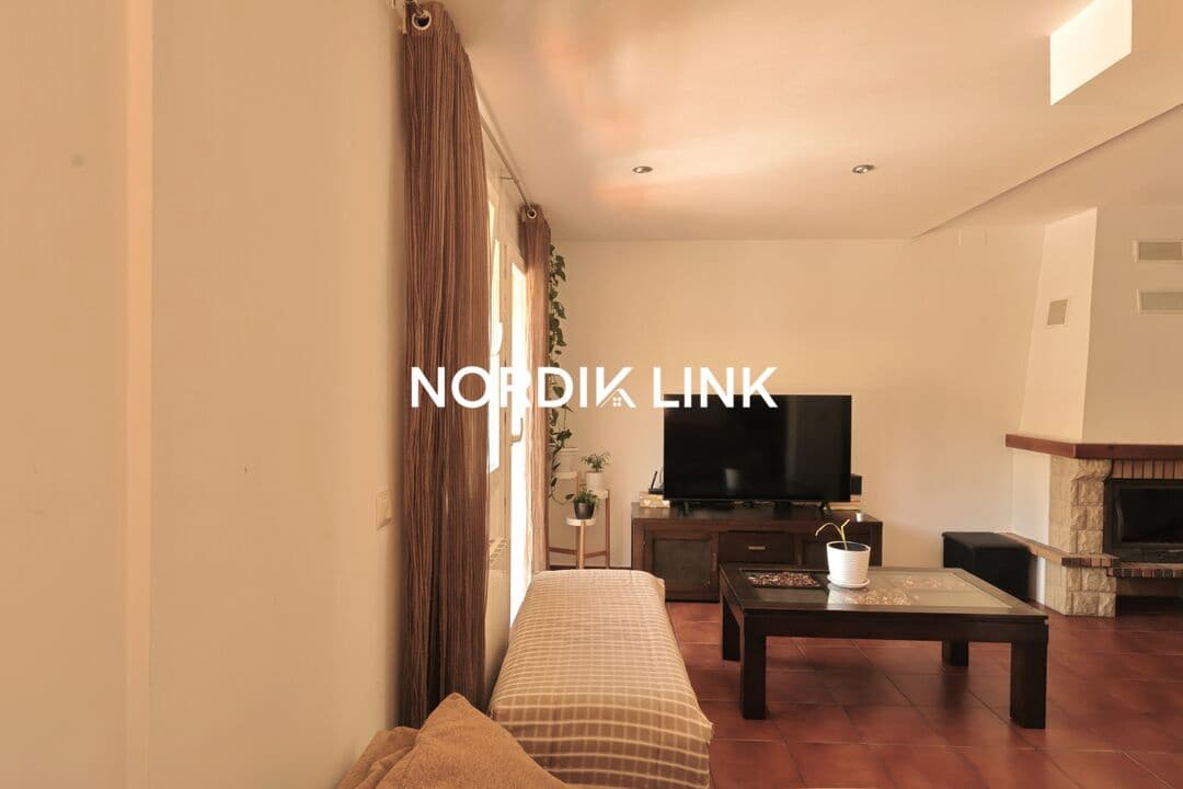 4 soveværelse Byhus til salg i Torrelles de Llobregat med swimmingpool - € 420.000 (Ref: 9747457)