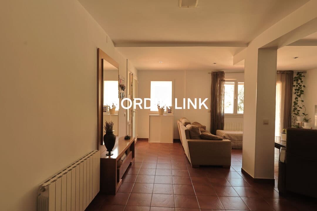 4 soveværelse Byhus til salg i Torrelles de Llobregat med swimmingpool - € 420.000 (Ref: 9747457)