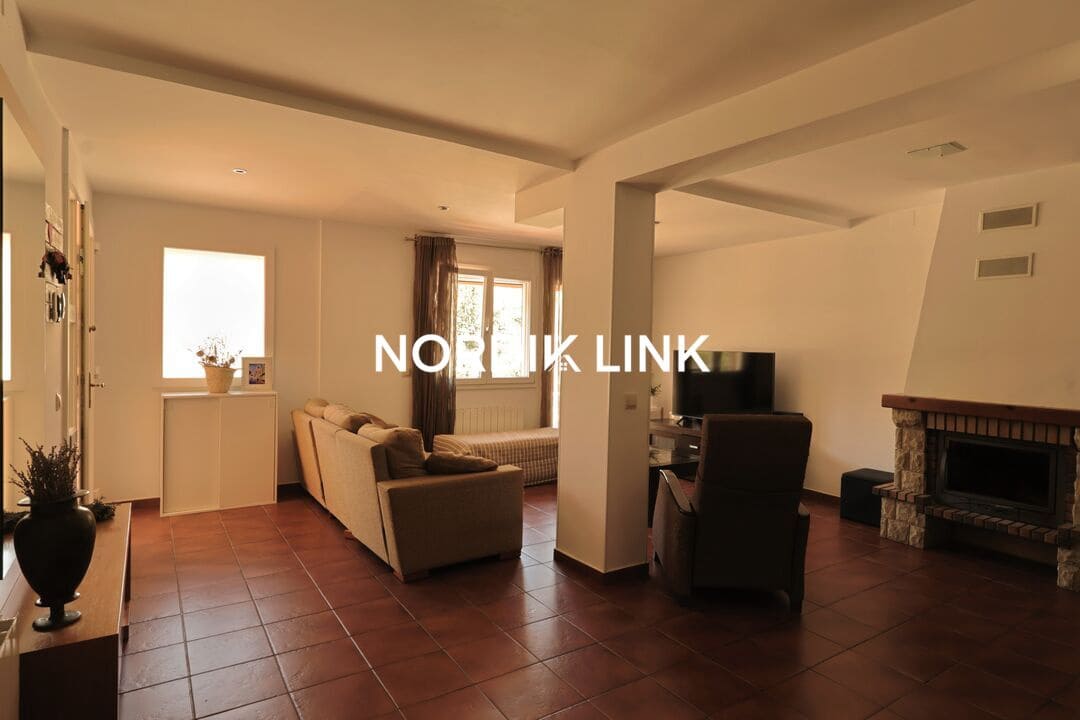 4 soveværelse Byhus til salg i Torrelles de Llobregat med swimmingpool - € 420.000 (Ref: 9747457)