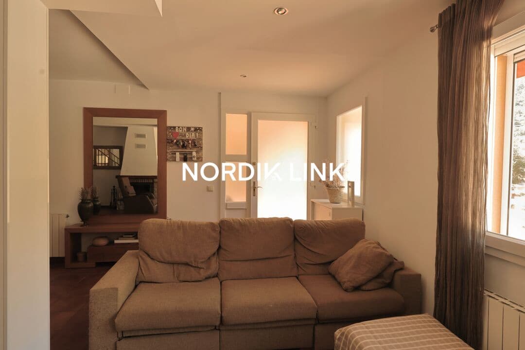 4 soveværelse Byhus til salg i Torrelles de Llobregat med swimmingpool - € 420.000 (Ref: 9747457)