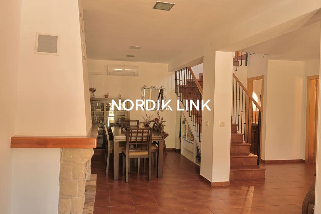 4 soveværelse Byhus til salg i Torrelles de Llobregat med swimmingpool - € 420.000 (Ref: 9747457)