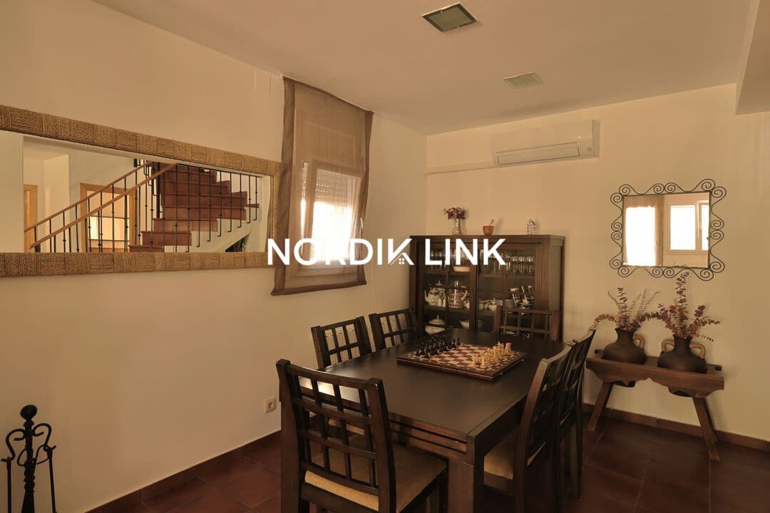 4 soveværelse Byhus til salg i Torrelles de Llobregat med swimmingpool - € 420.000 (Ref: 9747457)