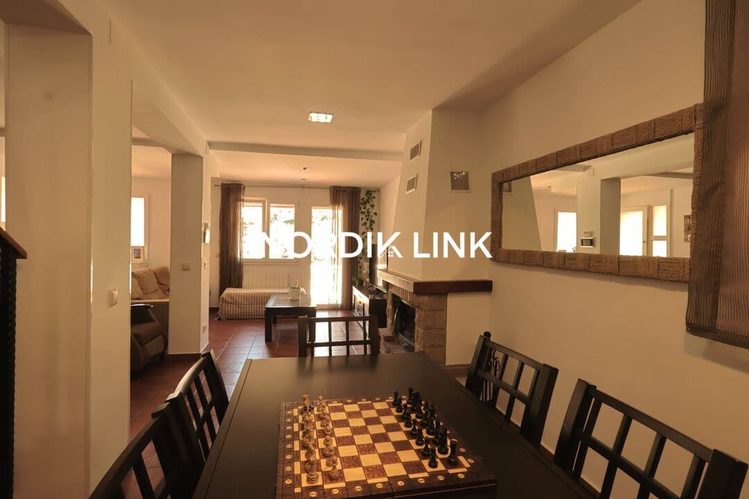 4 soveværelse Byhus til salg i Torrelles de Llobregat med swimmingpool - € 420.000 (Ref: 9747457)