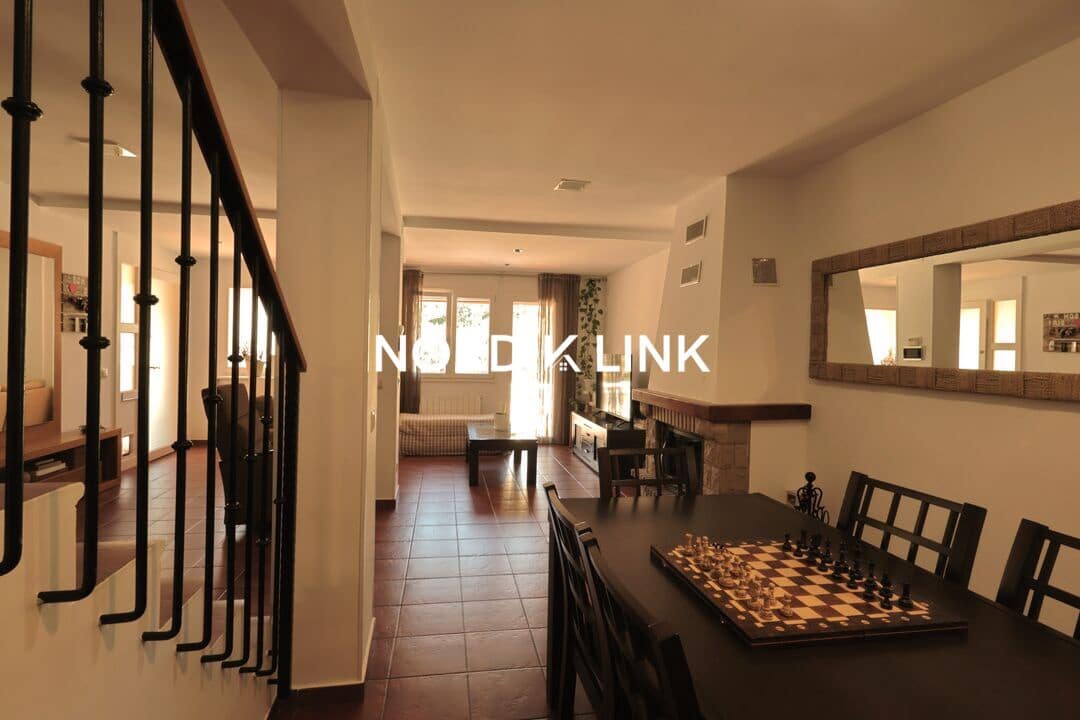 4 soveværelse Byhus til salg i Torrelles de Llobregat med swimmingpool - € 420.000 (Ref: 9747457)