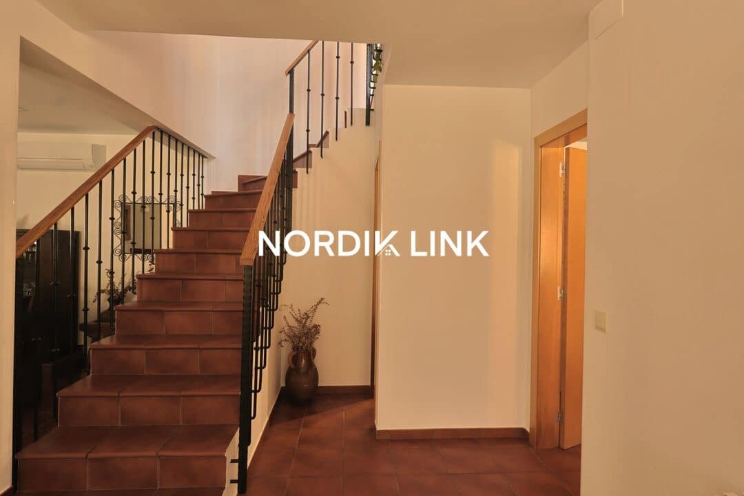 4 soveværelse Byhus til salg i Torrelles de Llobregat med swimmingpool - € 420.000 (Ref: 9747457)