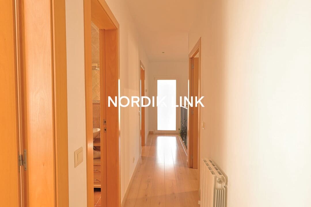 4 soveværelse Byhus til salg i Torrelles de Llobregat med swimmingpool - € 420.000 (Ref: 9747457)