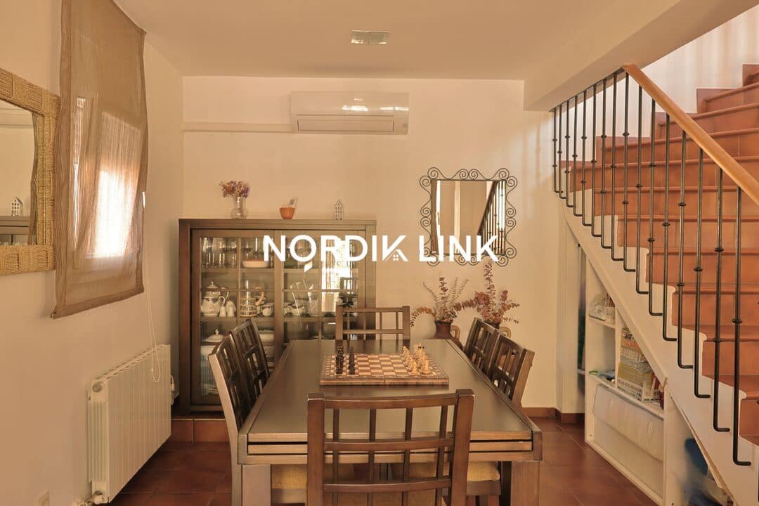 4 soveværelse Byhus til salg i Torrelles de Llobregat med swimmingpool - € 420.000 (Ref: 9747457)