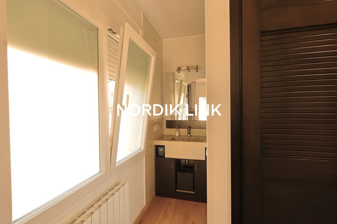 4 soveværelse Byhus til salg i Torrelles de Llobregat med swimmingpool - € 420.000 (Ref: 9747457)