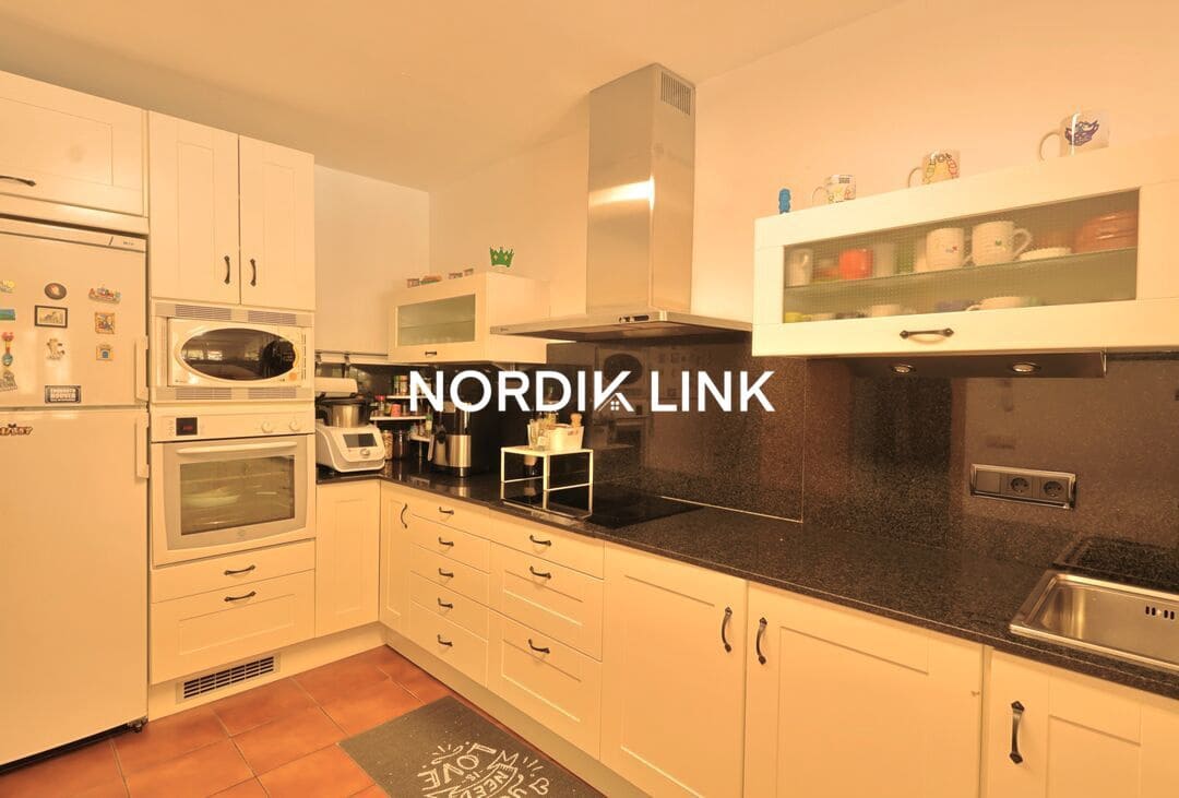 4 soveværelse Byhus til salg i Torrelles de Llobregat med swimmingpool - € 420.000 (Ref: 9747457)