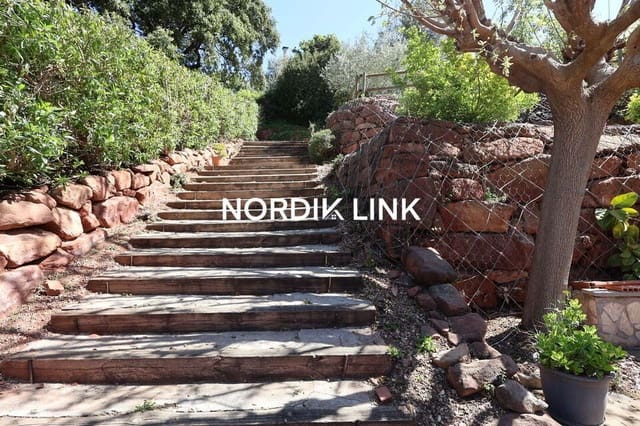 4 soveværelse Byhus til salg i Torrelles de Llobregat med swimmingpool - € 420.000 (Ref: 9747457)