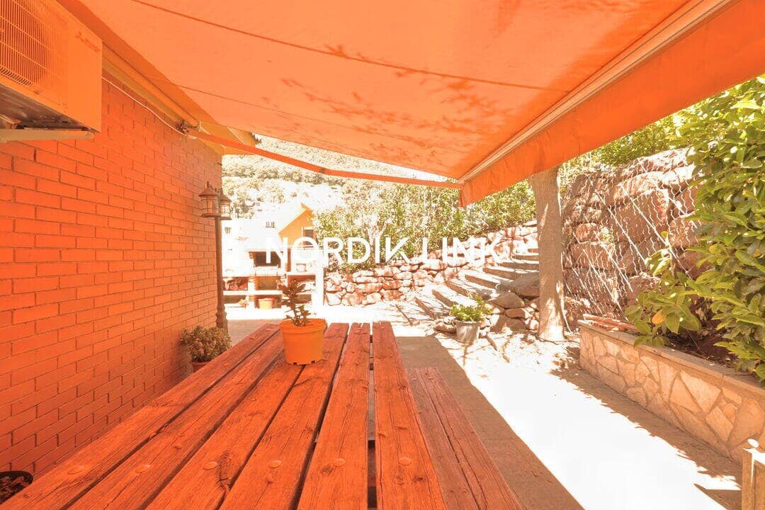 4 soveværelse Byhus til salg i Torrelles de Llobregat med swimmingpool - € 420.000 (Ref: 9747457)