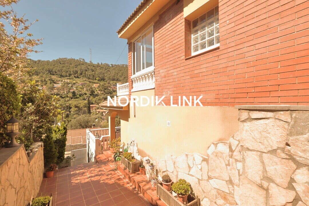 4 soveværelse Byhus til salg i Torrelles de Llobregat med swimmingpool - € 420.000 (Ref: 9747457)