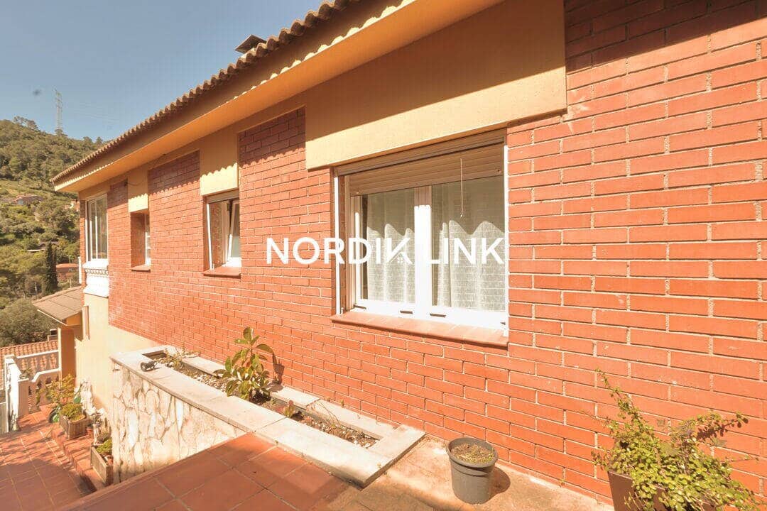 4 soveværelse Byhus til salg i Torrelles de Llobregat med swimmingpool - € 420.000 (Ref: 9747457)