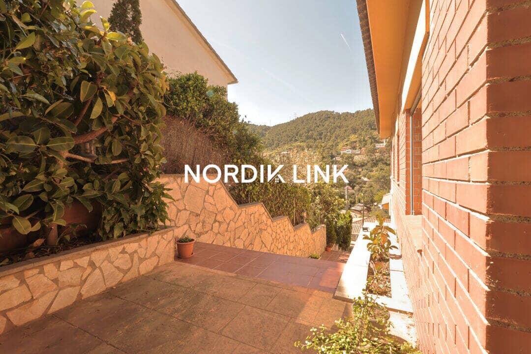 4 soveværelse Byhus til salg i Torrelles de Llobregat med swimmingpool - € 420.000 (Ref: 9747457)