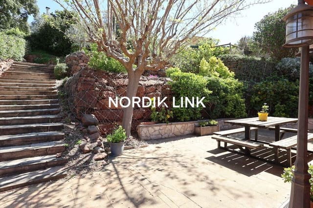 4 soveværelse Byhus til salg i Torrelles de Llobregat med swimmingpool - € 420.000 (Ref: 9747457)