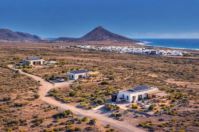 2 bedroom Villa for sale in La Oliva with pool garage - € 299,000 (Ref: 9676425)