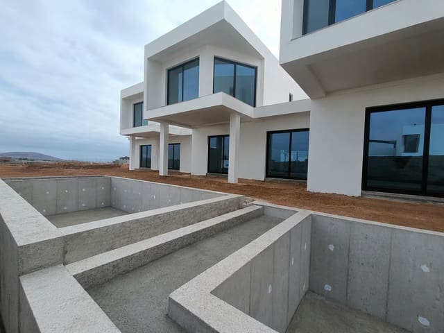 2 soveværelse Semi-Rækkehus til salg i La Oliva med swimmingpool garage - € 454.000 (Ref: 9995378)