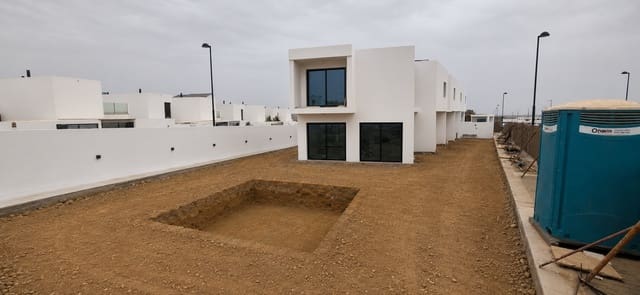2 soveværelse Semi-Rækkehus til salg i La Oliva med swimmingpool garage - € 454.000 (Ref: 9995378)