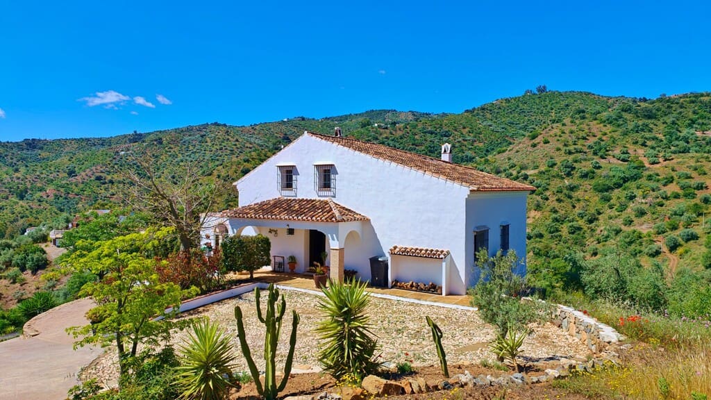 4 bedroom Finca/Country House for sale in Riogordo with pool garage - € 549,000 (Ref: 10141774)
