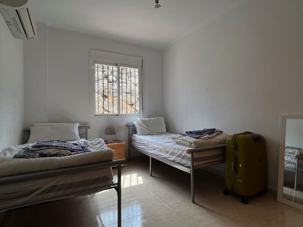 4 soveværelse Finca/Landehus til salg i Alcaucin med swimmingpool - € 360.000 (Ref: 9850304)