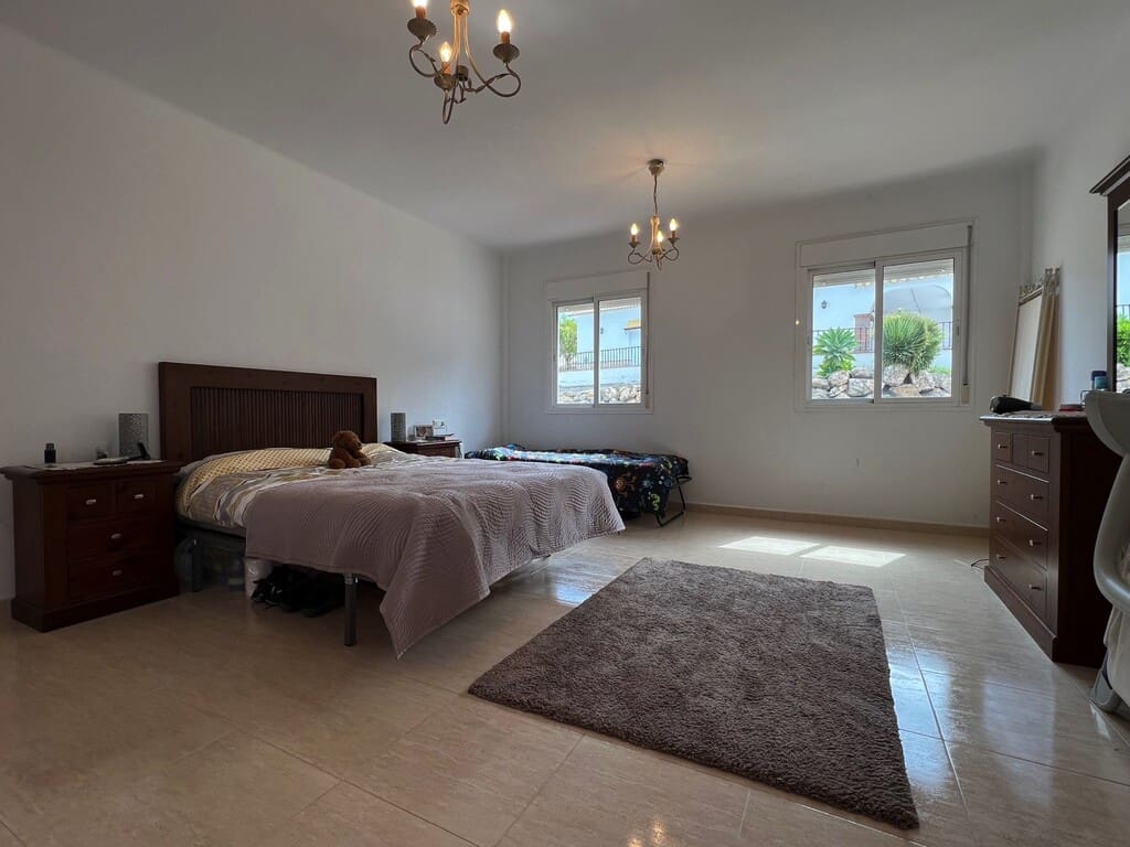 4 soveværelse Finca/Landehus til salg i Alcaucin med swimmingpool - € 360.000 (Ref: 9850304)