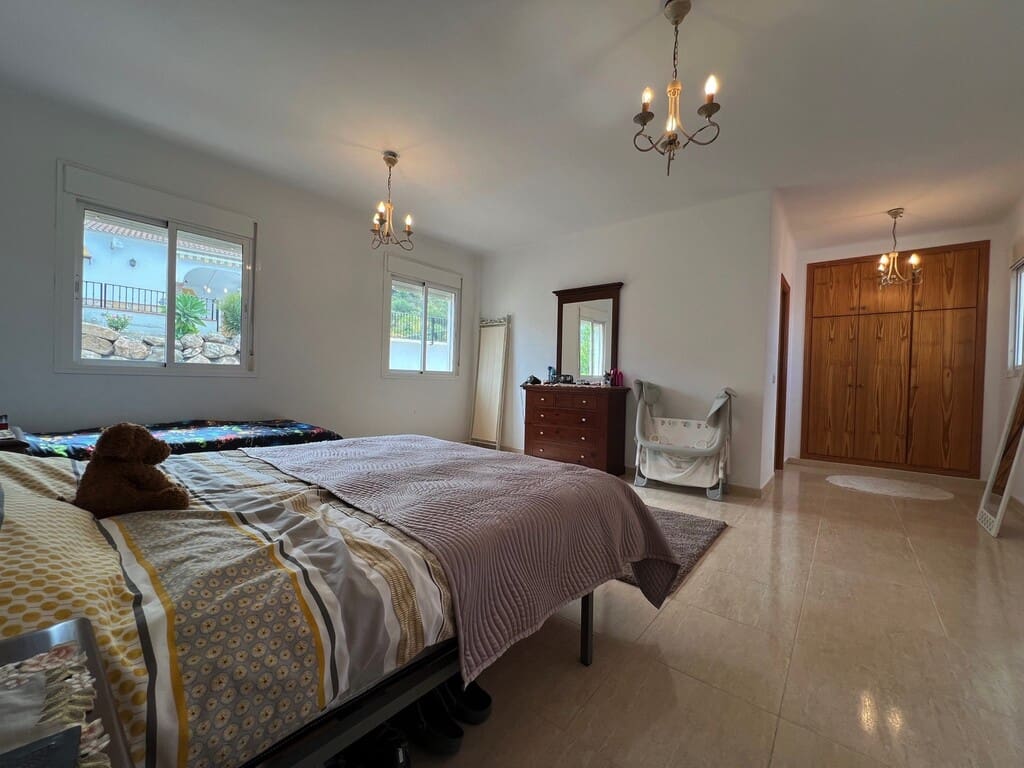 4 soveværelse Finca/Landehus til salg i Alcaucin med swimmingpool - € 360.000 (Ref: 9850304)