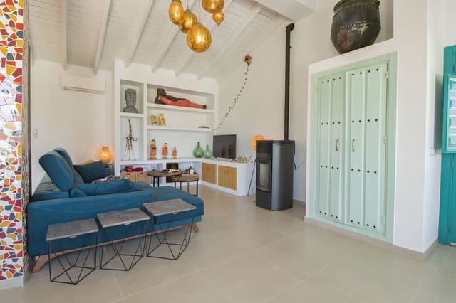 2 soveværelse Finca/Landehus til salg i Comares med swimmingpool - € 375.000 (Ref: 9850309)