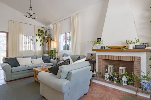 3 soveværelse Villa til salg i Mondron, Periana med swimmingpool - € 315.000 (Ref: 9943383)