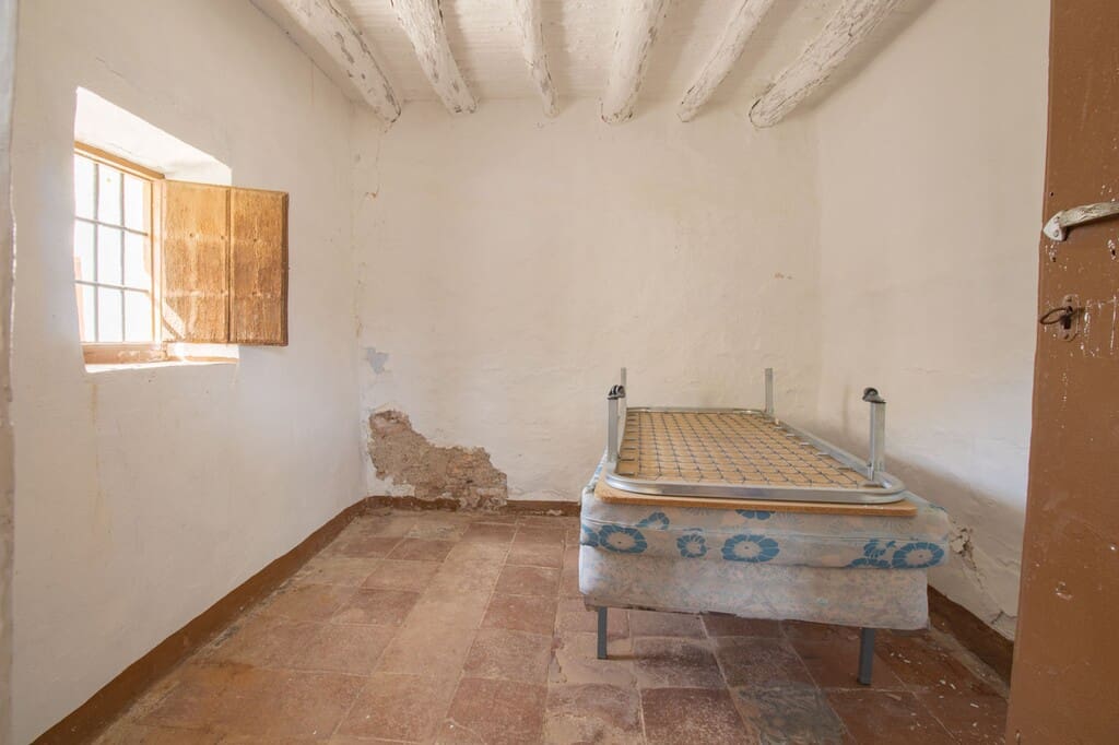 4 bedroom Finca/Country House for sale in Riogordo - € 75,000 (Ref: 9962232)