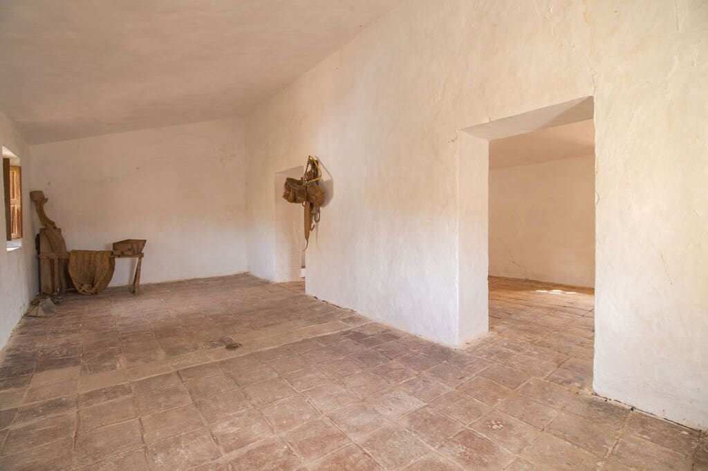 4 bedroom Finca/Country House for sale in Riogordo - € 75,000 (Ref: 9962232)